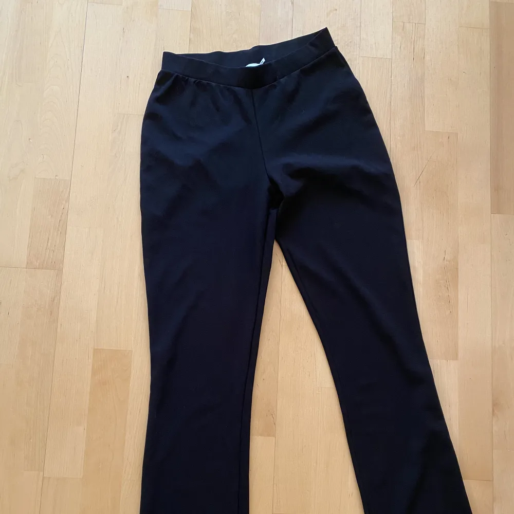 Supersköna svarta byxor från Nelly i rak passform, storlek M. Jeans & Byxor.