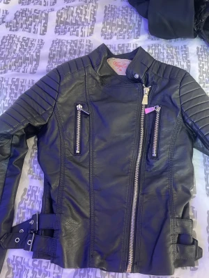 Skinn jacka, svart  - En väldigt fin skinn jacka i helt ok chik, kan vara att materialet förstörts lite men annars väldigt fin, fina silver detaljer. ( möts bara upp i malmö ) pris kan diskuteras 