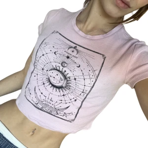 Ljusrosa kort topp! - Supersöt kort rosa topp från Bershka i storlek S🤩Använd fåtal gånger, inga defekter alls!