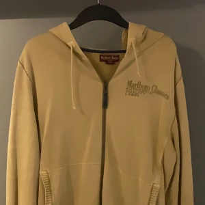 Marlboro Classic Vintage Hoodie - Sjukt fet vintage hoodie🔥 Kan gå ner i pris vid snabb affär!