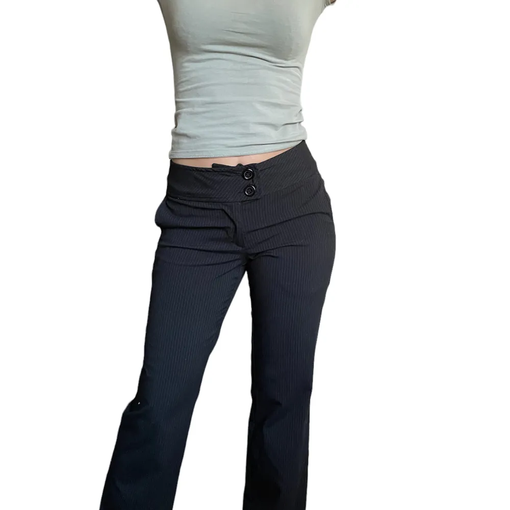 fina lågmidjade kostymbyxor med fina fickor och ränder! innerbenslängd 76 cm, midjemått 78 cm. Jeans & Byxor.