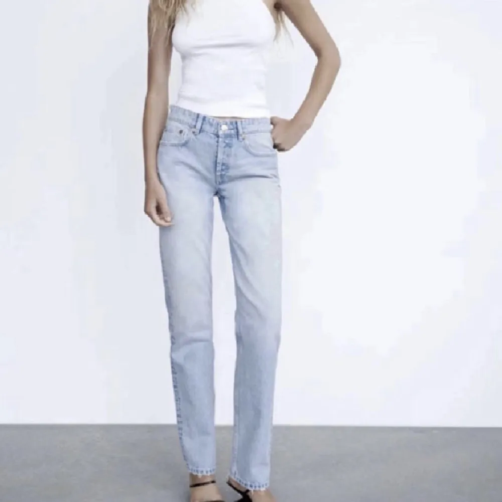 säljer nu dessa jeans då de inte kommer till användning längre 🤍. Jeans & Byxor.