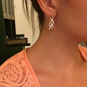 Örhängen hoops Y2K - Fina mönstrade hoops i silver 