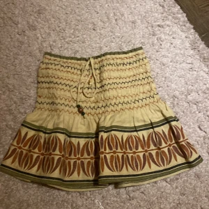 (Kvar) Zara kjol - Fin trendig kjol som är knappt använd 