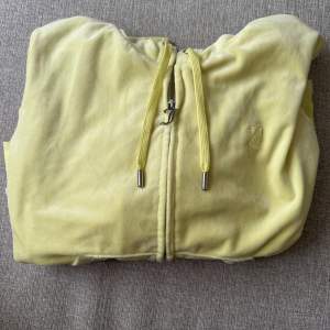 Juicy couture hoodie i L, använd ett fåtal gånger💛