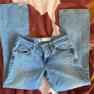 Lågmidjade bootcutjeans - Lågmidjade Levis jeans