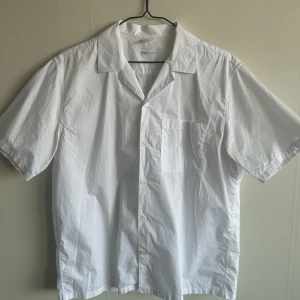 Arket - kortärmad skjorta - Kortärmad skjorta från Arket i fint skick  Storlek 50