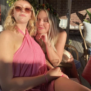 Rosa klänning - Denna klänningen är perfekt nu till sommaren. Djupt skuren i ryggen, sista bilden är exempel från hemsidan. Verkligen så himla fin! Använd en gång, förra midsommar, så den är helt som ny. 