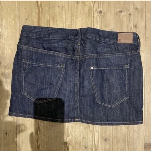 Mörkblå lågmidjad minikjol - (Lånade bilder från säljaren) Säljer vidare denna kjol jag just köpte pga för stor för mig🥲 är storlek XS/S i storlek så skulle säga att den passar S/M mer! 