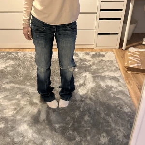 Lågmidjade jeans - Säljer dessa fina lågmidjade jeans med hål. Säljer pga att de inte kommer till någon användning längre, de är även lite långa på mig. Kan skicka fler bilder vid behov🥰