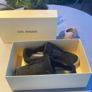 Arigato skor  - Ett par slitna arigato skor i storlek 42 som är använda i ett 1 ungefär. Dem har hål i sulan men är absolut fungerande. 