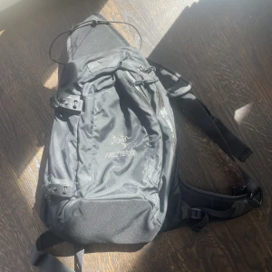 arcteryx slingbag -  bra skick men inget kvitto dessvärre, lovar att den är helt äkta, arcteryx quiver  heter modellen. 