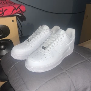Airforce1  - Ett par helt sprillans nya vita af1or, perfekt nu till sommaren med ett par nya fräscha skor till ett billigare pris😊