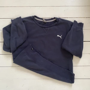 Puma sweatshirt  - Mörkblå Puma sweatshirt som jag inte får användning av tyvärr. Nyskick!