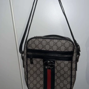 Axelväska  - Oanvända, köpt för 2 månader sedan. Den är inte för stor eller för liten, snygga färger som matchar nästan mad allt. 