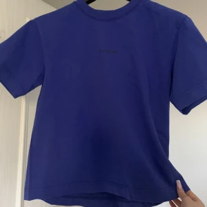 Acne studio t-shirt  - Köpt utomlands därav kan ej lämna tillbaka, helt oanvänd. Stor i storleken 