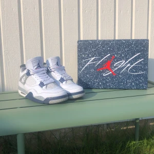 Jordan 4 - Hej, Säljer mina Jordan 4 midnight navy. Box ingår. Skriv för bilder och frågor och skriv innan köp. Pris kan diskuteras. Jag kan även tänka mig att byta så kom med förslag! 