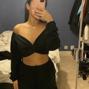 Fest toppar - Rensar nu garderoben och säljer dessa fina toppar. 2 för 80kr, 1 för 50kr. Priset är exkl frakt