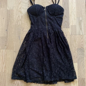 Kort svart klänning med fungerande dragkedja  - Den här söta klänning har en padded topp och var köpt secondhand. Klänning kommer aldrig till använda och därför säljer jag den.