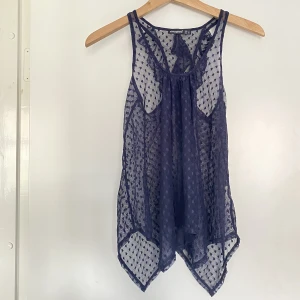 söt mesh topp - Mörkblå mesh topp, väldigt söt stil. Coolt sytt i bak, se sista bilden. Storlek 36, fint skick! Skriv gärna vid intresse. Pris kan alltid diskuteras :)