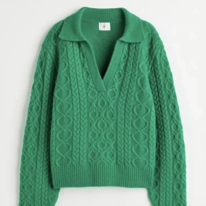 Stickad tröja  - Helt nya tröja från H&M, men tyckte inte riktigt de va så jag. Nypris är 399 men kan tänka mig att sälja för 200 plus frakt💕 