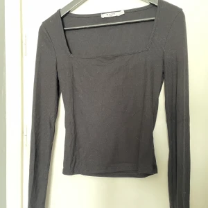 Topp - Svart topp från Nakd i storlek M