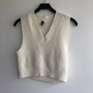 Stickad väst - Gullig beige/vit stickad väst säljes💞Den är i nyskick! Säljes på grund av brist på användning. Rensar garderoben så kika gärna mina andra annonser 🤗