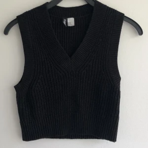 Svart stickad väst - Säljer nu denna svarta stickade västen 💞Fint skick, knappt använd. Säljes på grund av att den blivit för liten. Rensar bland kläderna så kolla gärna mina andra annonser 🥰