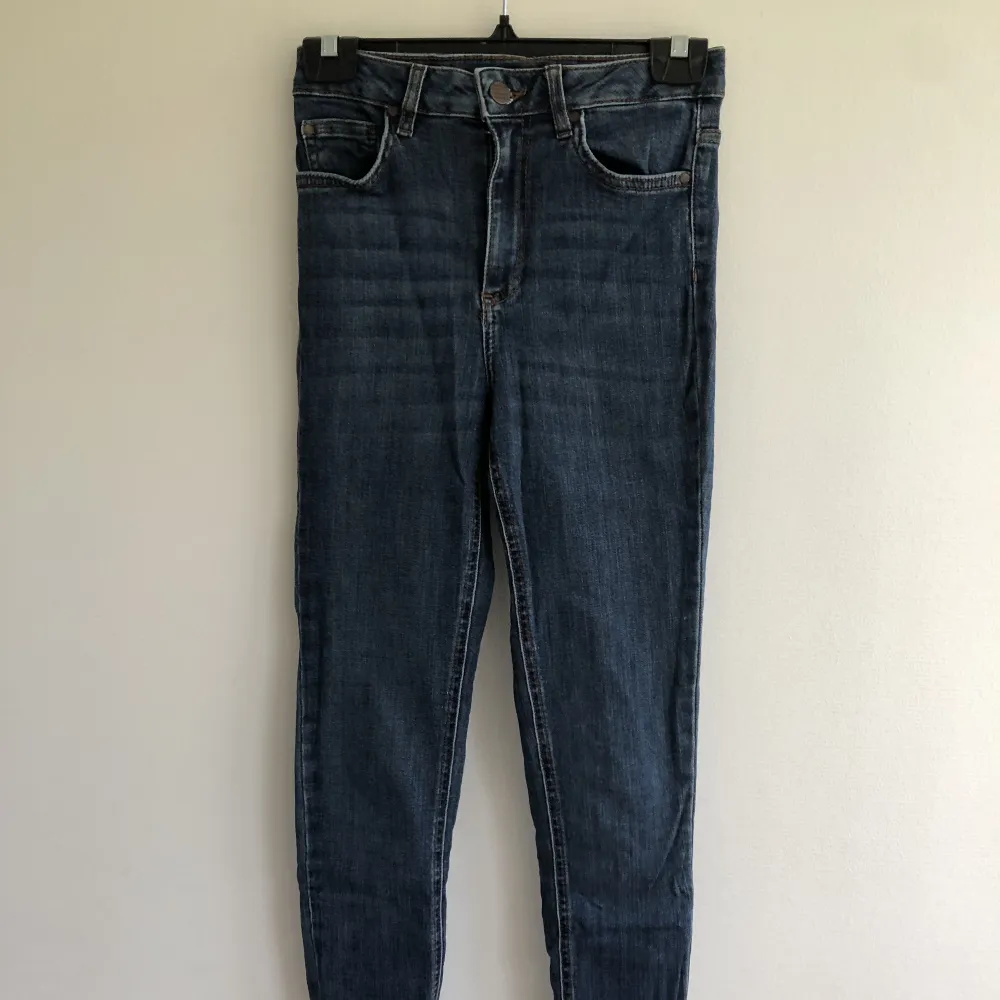 Säljer nu dessa snygga jeans från Cubus. Säljes då de ej kommer till användning längre. Jättesköna! Använt men fint skick. Rensar bland kläderna så kolla gärna mina andra annonser 🥰. Jeans & Byxor.