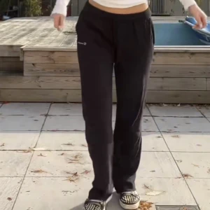 Champion lågmidjade mjukisbyxor  - Säljer dessa svarta lågmidjade Champion mjukisbyxor i fint skick. Dom är uppsprättade där nere så att dom skulle bli längre!