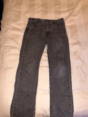 Levi’s 501 - Snygga gråa klassiska 501 - Parrish grå. Nypris på 1195, köpte på nk. Använda men helt felfria. Pris kan diskuteras och skriv vid fler frågor