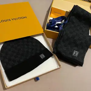 Louis Vuitton halsduk och mössa. Båda har boxen. Allt är i bra skick . Boxen har papper osv i sig.