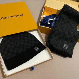 Louis Vuitton Mössa & Halsduk Svart - Louis Vuitton halsduk och mössa. Båda har boxen. Allt är i bra skick . Boxen har papper osv i sig.