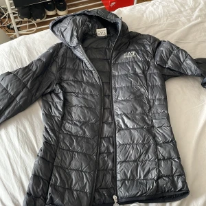 Armani jacka - Storlek:m, inga hål. Nypris cr 1000