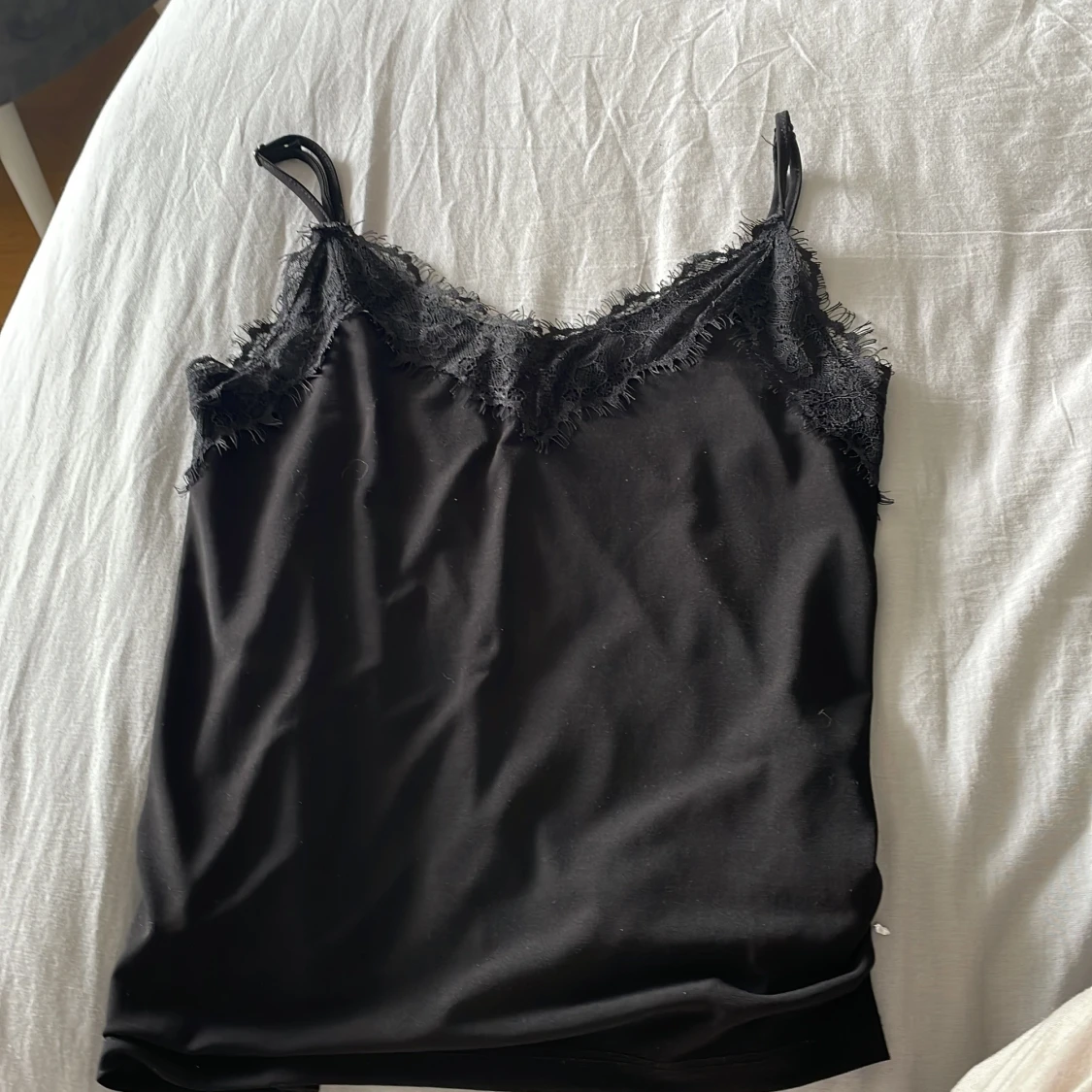 Svart linne med spets