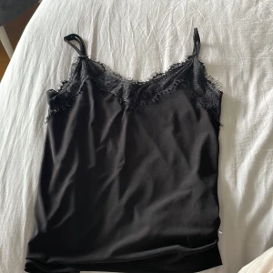 Svart linne med spets - Svart linne med spets. Storlek xs. 