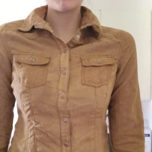 Mockaskjorta (fake) - Jättmjuk mockaskjorta i nyskick. Svarar på alla frågor.