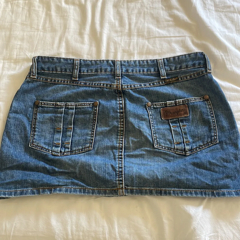 En lågmidjad och kort jeans kjol. Bra skick men säljs då den inte används. Skulle passa allt mellan XS till M.. Kjolar.