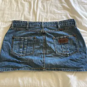 En lågmidjad och kort jeans kjol. Bra skick men säljs då den inte används. Skulle passa allt mellan XS till M.