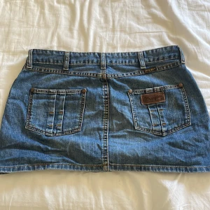 Mini jeanskjol  - En lågmidjad och kort jeans kjol. Bra skick men säljs då den inte används. Skulle passa allt mellan XS till M.