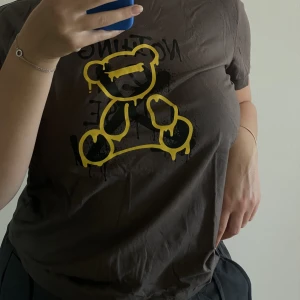 Tshirt - Mörkgrå t-shirt från Shein med tryck, 100% bomull. Strl L, liten i storleken. 30kr + frakt🦋🩶