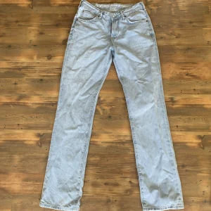 Never denim Low straight jeans - Lågmidjade raka jeans i ljus tvätt. Fint skick! Storlek 26/32