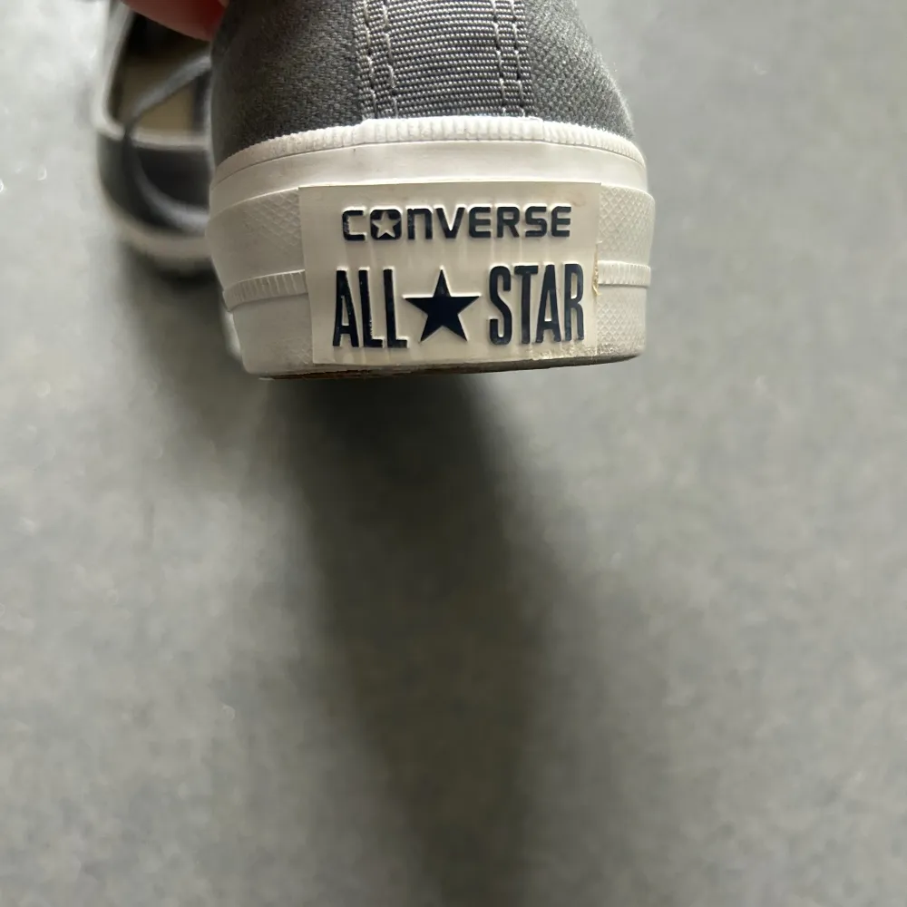 Jättefina låga gråa converse, köpt för några år sedan men använts ett fåtal gånger. Säljer på grund av att jag inte har användning as dessa längre. . Skor.