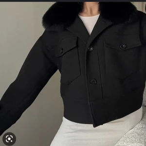 Meotine kappa S/M - !lånade bilder! Säljer min meotine jacka då den inte kommer till användning. 2400 inklusive frakt .Som ny och köpt för  någon månad sen men känner att den inte ser bra ut på mig