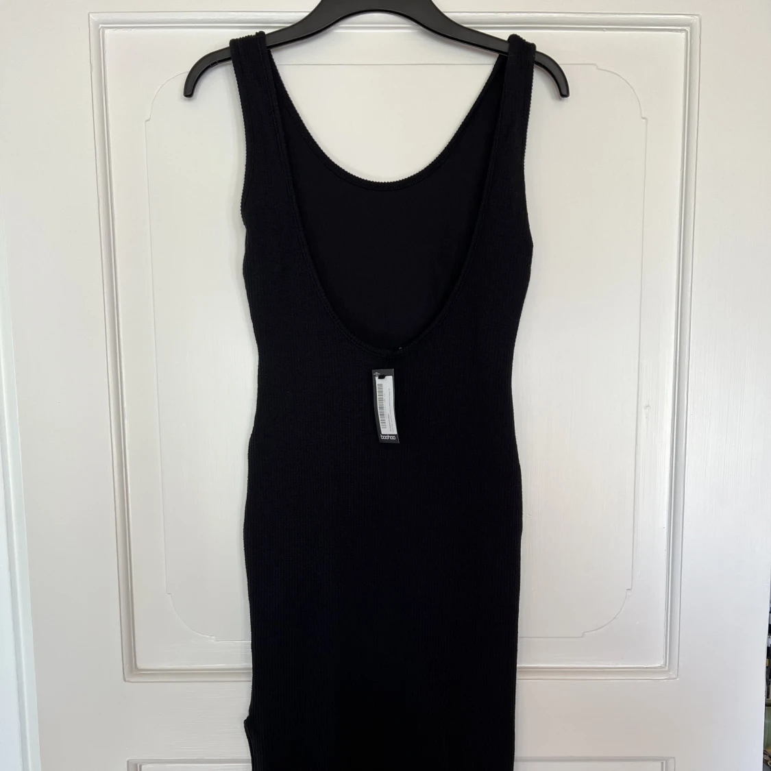 Svart ribbad sommarklänning med slits