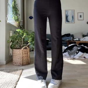 Svarta kostymbyxor! - Säljer att par svarta kostymbyxor som är ribbade. Säljer pågrund av att dom är försmå för mig. Kommer från hm, går inte att köpa längre. Använt 5-6 gånger men i ett bra skick, tvättar innan jag postar. Nypris 300kr.