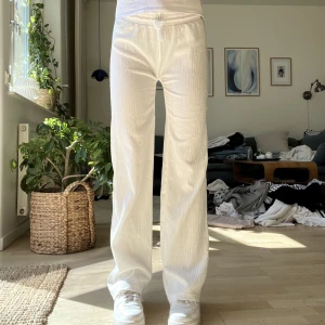 Vita linnebyxor! - Säljer pågrund av att dom är lite korta. Men jag har vanligtvis xs, s i byxor och dessa är i xxs så dom är långa i storleken. Jättefina och sköna,(INTE genomskinliga). Använt 8-9 gånger men i fint skick, tvättar innan jag postar. Nypris 400-450kr.