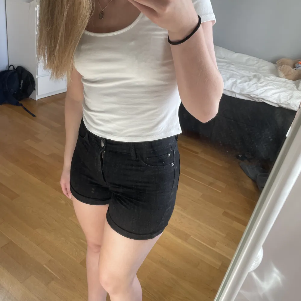 Säljer mina svarta jeansshorts från Cubus i storlek S💕de är för små och inte riktigt min stil så därför säljer jag! De är använda men i bra skick💕köparen står för frakten. Shorts.