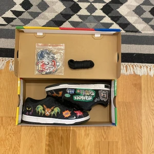 Nike Sb dunk low neckface - Väldigt bra sko🔥och väldigt bra skicka🤩9/10. Storlek 38,5✅