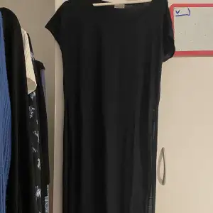 Lång svart klänning 